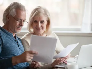 Când încep să se dea pensie pe iunie: vineri sau luni? Sute de mii pensionari iau bani în plus foto: Freepik (fotografie cu caracter ilustrativ)