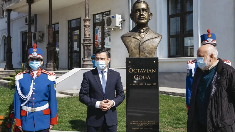 Primarul Chirica dezvelind bustul lui Octavian Goga. Sursă imagine: Facebook Primăria Iași