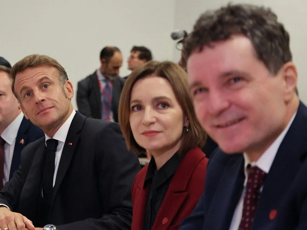Nicușor Dan, Maia Sandu şi Emmanuel Macron, la o reuniune a grupului central al Moldovei - Foto: Profimedia Images