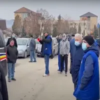 FOTO AUR a vrut să confiște protestele de la fabricile din Cugir. Au fost alungați cu vorbe grele