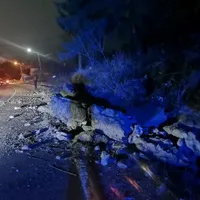 Alunecare de teren, pe DN 67, în zona Horezu. / Foto: news.ro
