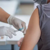 Vaccinarea împotriva COVID-19 se poate efectua simultan cu imunizarea antigripală. / Foto: digi24.ro