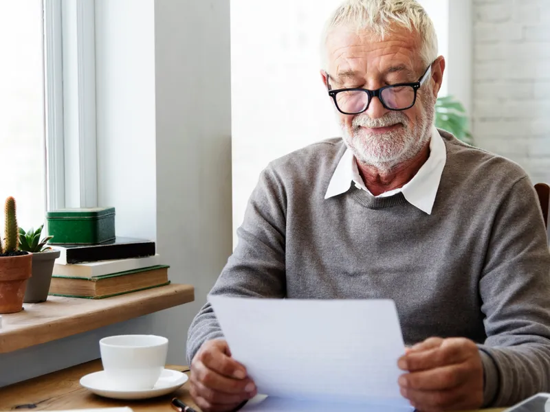 Foto: pensionar care află că are o pensie mai mică față de colegii lui deși s-au pensionat la câteva luni distanță (Freepik)