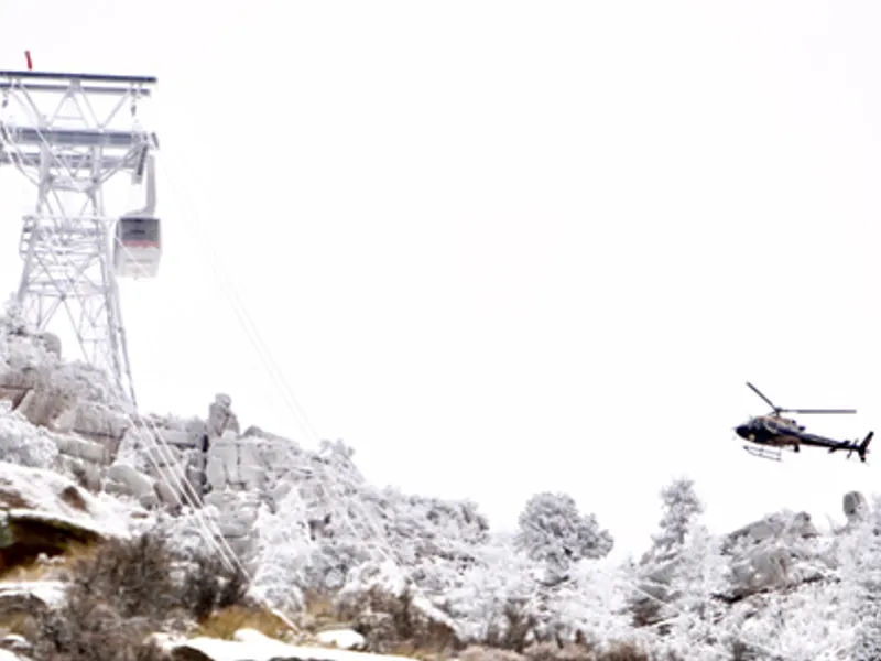 Peste 20 de persoane au făcut Revelionul blocate într-o telecabină, pe Sandia Peak Tramway. / Foto: news.ro