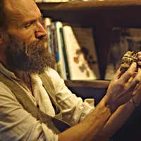 PERSPECTIVĂ PROASPĂTĂ Ludovic Slimak, ținând în mâini o parte din maxilarul lui Thorin, spune că „tot ce știm despre cea mai mare extincție a umanității trebuie rescris“