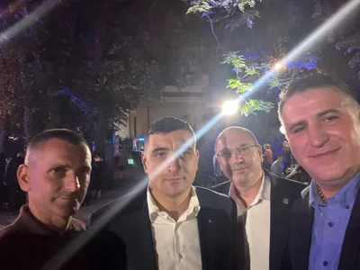George Simion alături de fani la Casa Lydo - Foto: FB / Silviu Gurlui