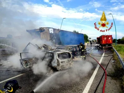 Șofer român de TIR, mort pe un drum din Italia. Camionul i-a luat foc după un accident  - Foto: Vigile di Foco / imagine rol ilustrativ