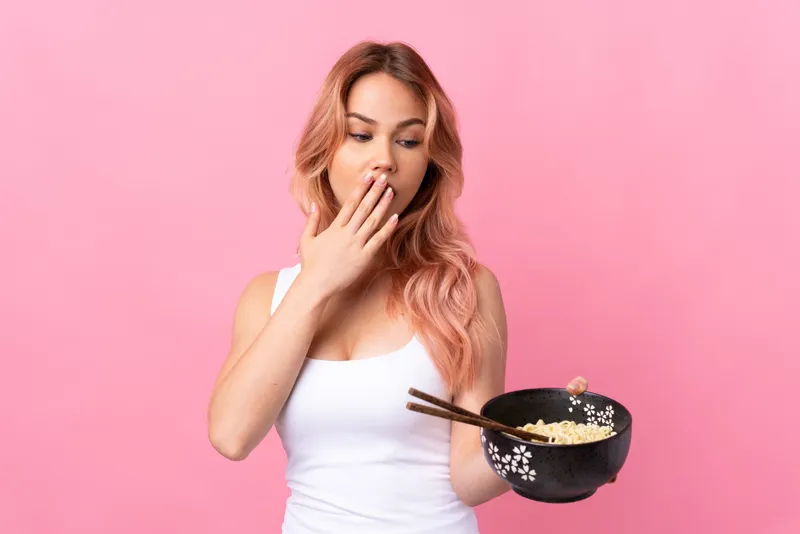 Femeie care are m&acirc;ncare &icirc;n m&acirc;nă - Foto: Freepik (Imagine cu rol ilustrativ)