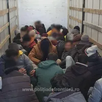 Au fugit din Bangladesh, Egipt și Siria și au fost prinși într-un TIR la Nădlac Foto: politiadefrontiera.ro