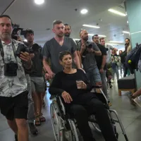 Ostatică de 85 de ani eliberată de Hamas: „Shabab m-au bătut”. Apoi, „ne-au tratat bine” - Foto: Profimedia Images