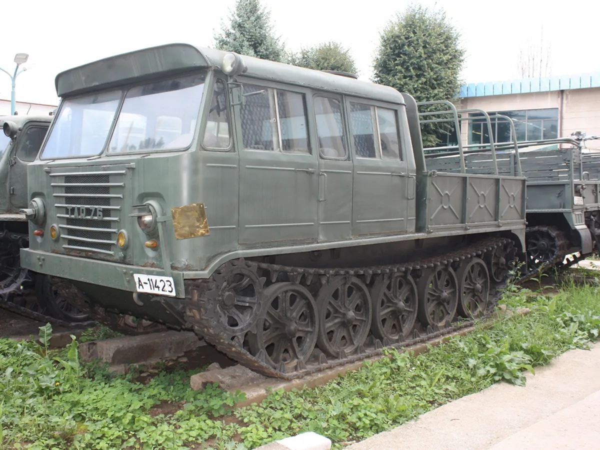 Povestea primului Tractor de Artilerie Românesc, fabricat din 1976. Copiat după AT-L-ul rusesc