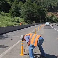 DN7 Valea Oltului se dărâmă, între Lazaret și Turnu Spart. O bandă a fost închisă total - Foto: captură video