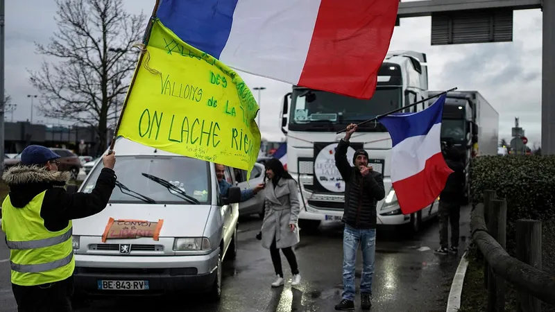 „Convoaiele libertății" franceze se îndreaptă spre Paris/FOTO: Euronews