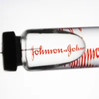 Agenţia Statelor Unite pentru Medicamente (FDA) a anunţat că în acest moment nu s-a stabilit o legătură de cauzalitate între formarea cheagurilor de sânge şi vaccinul anti-COVID-19 Johnson & Johnson. / Foto: time.com