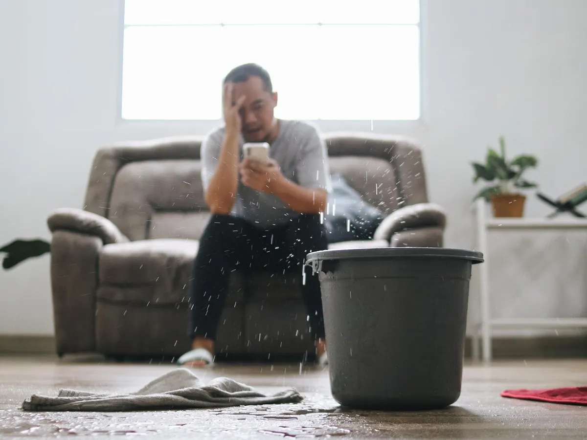 Ce faci când apar infiltrații din cauza vecinilor. Vezi cine asigură plata daunelor - Foto: Freepik (Imagine cu rol ilustrativ)