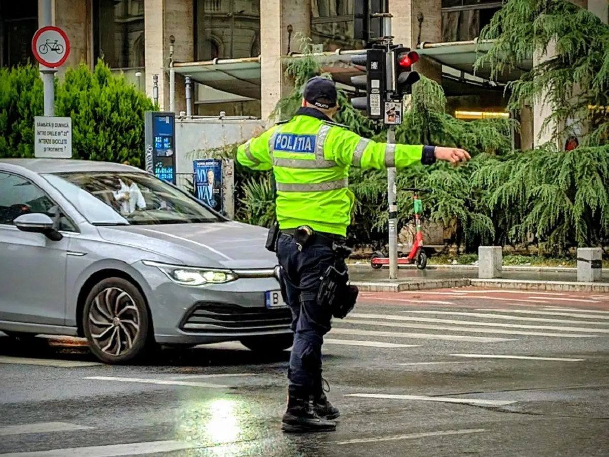 Polițist în intersecție - Foto: Poliția Capitalei (rol ilustrativ)