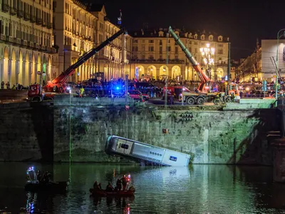 Accident șocant! Un autocar dă cu spatele și cade în râu. Șoferul a fost găsit mort - Foto: Profimedia Images