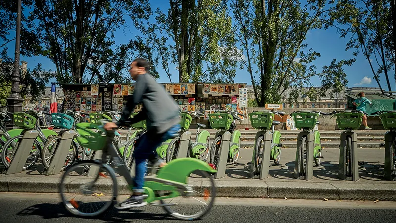 OBIECTIVE OLIMPICE Parisul dorește ca Jocurile din 2024 să fie cele mai ecologice de până acum. Bicicliști lângă Sena
