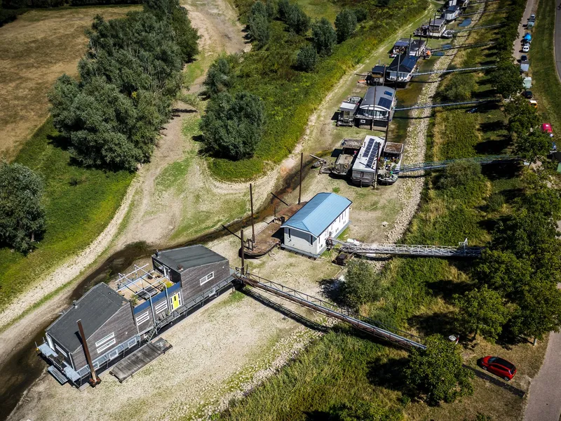 O fotografie cu dronă a caselor rămase pe uscat în Waal, Olanda/foto: Profimedia Images