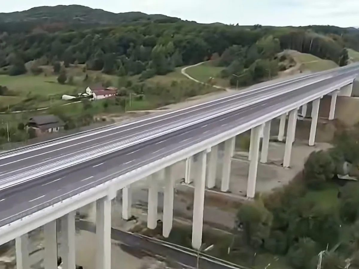 Lucrările pe lotul autostrăzii A1 Pitești - Sibiu ce include primul tunel la nivel de autostradă din România au ajuns la 99% - Foto: captură video