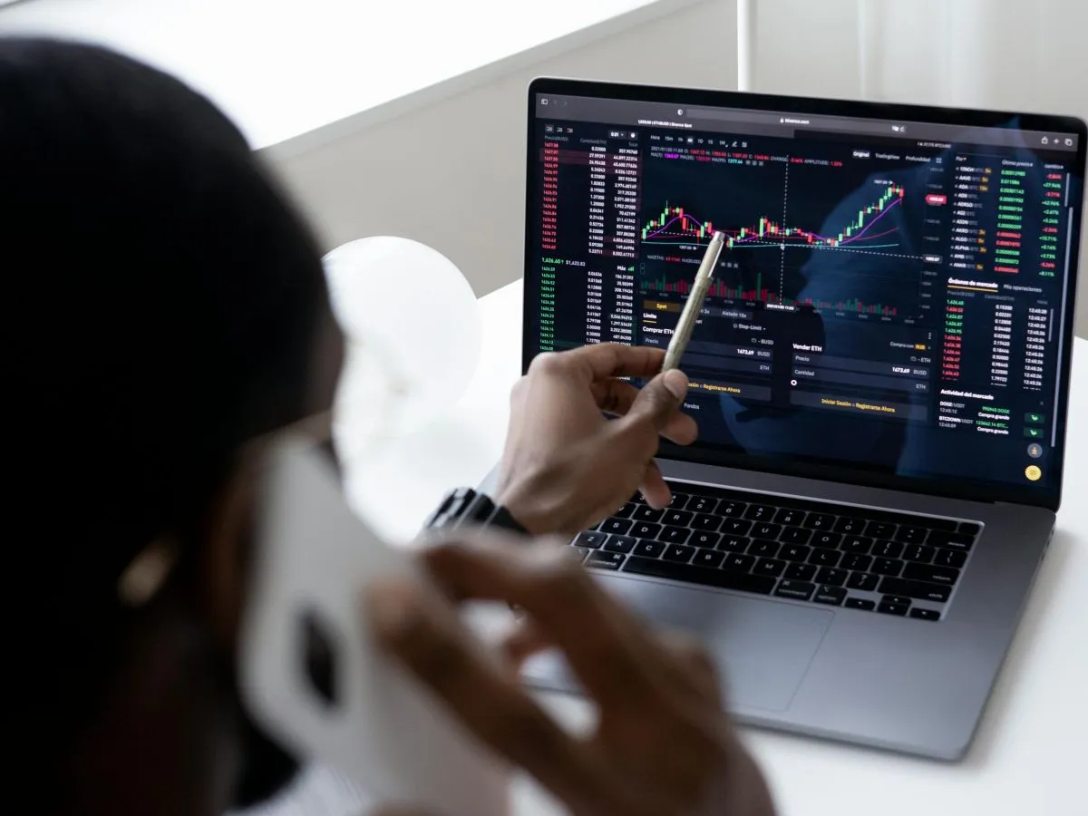 Om de afaceri urmărind evoluţia acţiunilor pe Bursă - Foto: Pexels/Hanna Pad