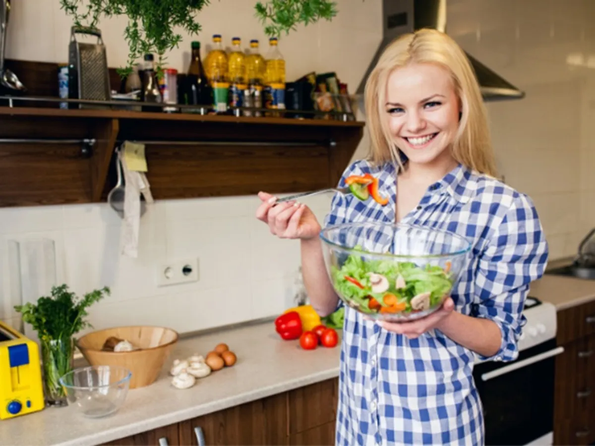 Salata de vară după rețeta bunicii care te răcorește, te hrănește și te ajută la slăbit. Din ce o faci?