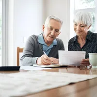 Prima pensie crescută în 2025. Cine sunt pensionarii care încep să ia bani în plus? Document Foto: Freepik (fotografie cu caracter ilustrativ)
