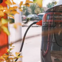 Electrificarea modifică legea: Stațiile de încarcare pentru mașini, fără autorizație de construire. / Foto: pexels.com