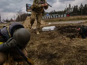 Militarii ucraineni se adăpostesc de atacurile forțelor ruse/ Foto: Profimedia Images