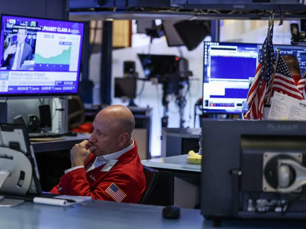 Un trader de la New York Stock Exchange urmăreşte ce se întâmplă cu acţiunile - Foto: Profimedia Images