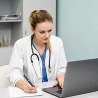 O nouă escrocherie fură datele sensibile despre pacienți. Medicii primesc solicitări prin e-mail - Foto: Freepik (rol ilustrativ)