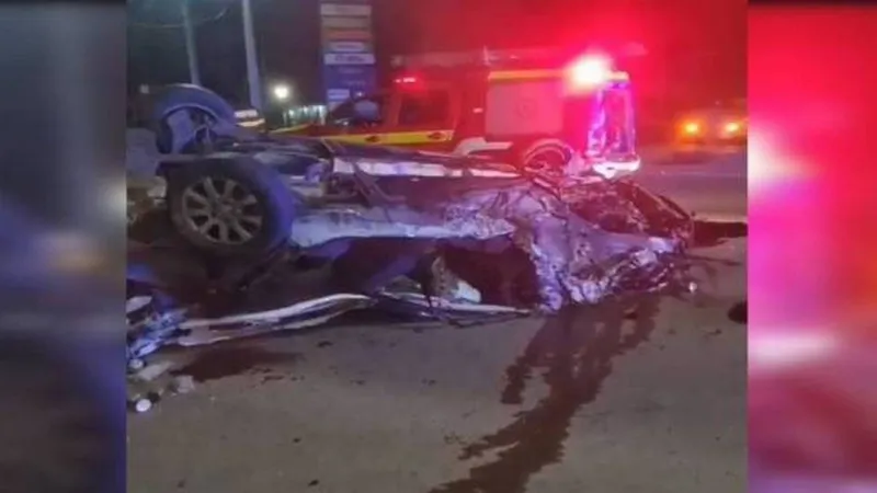O șoferiță de 19 ani a mers atât de tare cu un VW Golf încât a rupt un stâlp din beton. / Foto: opiniatimisoarei.ro