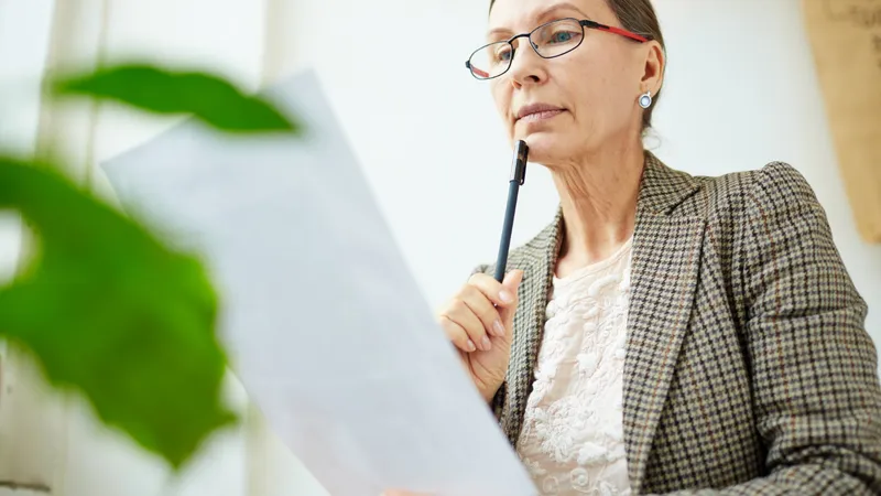 Pensionară care citește Foto: Freepik (rol ilustrativ)