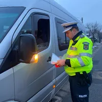 Un polițist verifică actele unui șofer Foto: Facebook/Poliția Română (imagine cu rol ilustrativ)