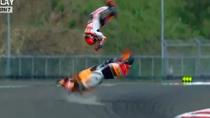 Accidentul de duminică al lui Marc Marquez a fost grav, sextuplul campion mondial lovindu-se la cap şi suferind un traumatism cranian - Foto: captură TV