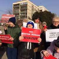 Sute de părinți care au copii cu dizabilități au protestat, vineri, în București și 23 de județe. Sursa: Facebook Mădălina Turza