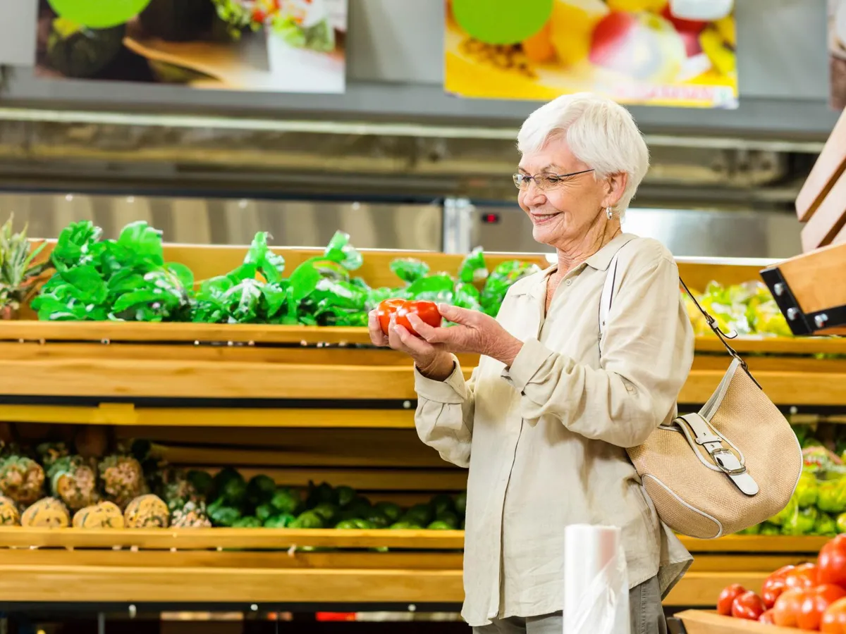 Pensionar la pensie în supermarket - Foto: Freepik