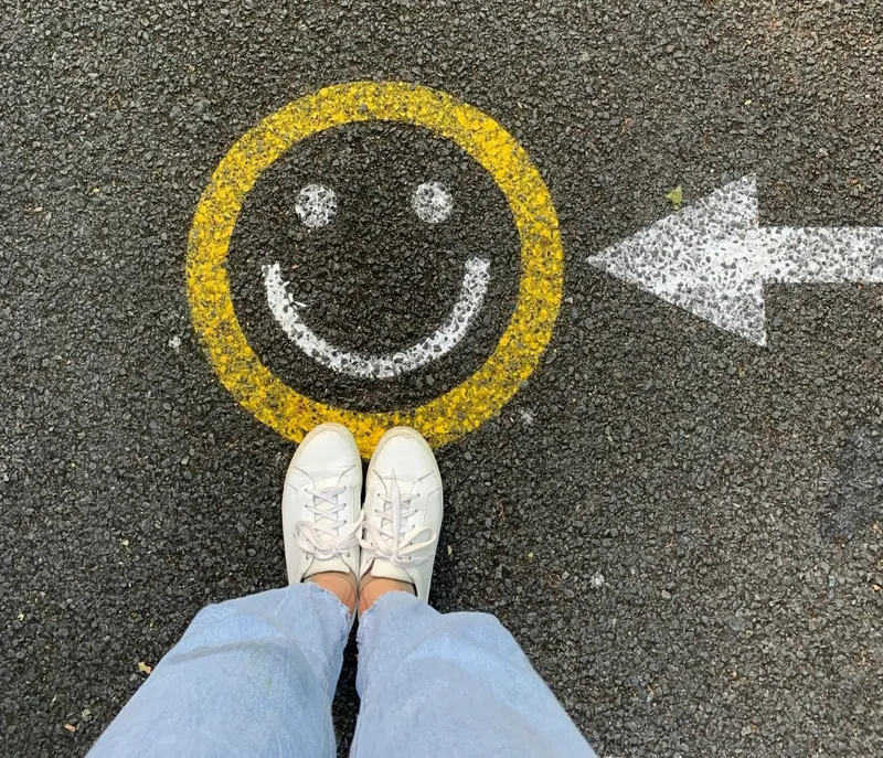 În ședințele de terapie, specialiștii întâlnesc adesea oameni care par de succes din exterior, dar trăiesc cu un sentiment invizibil de „nu sunt suficient