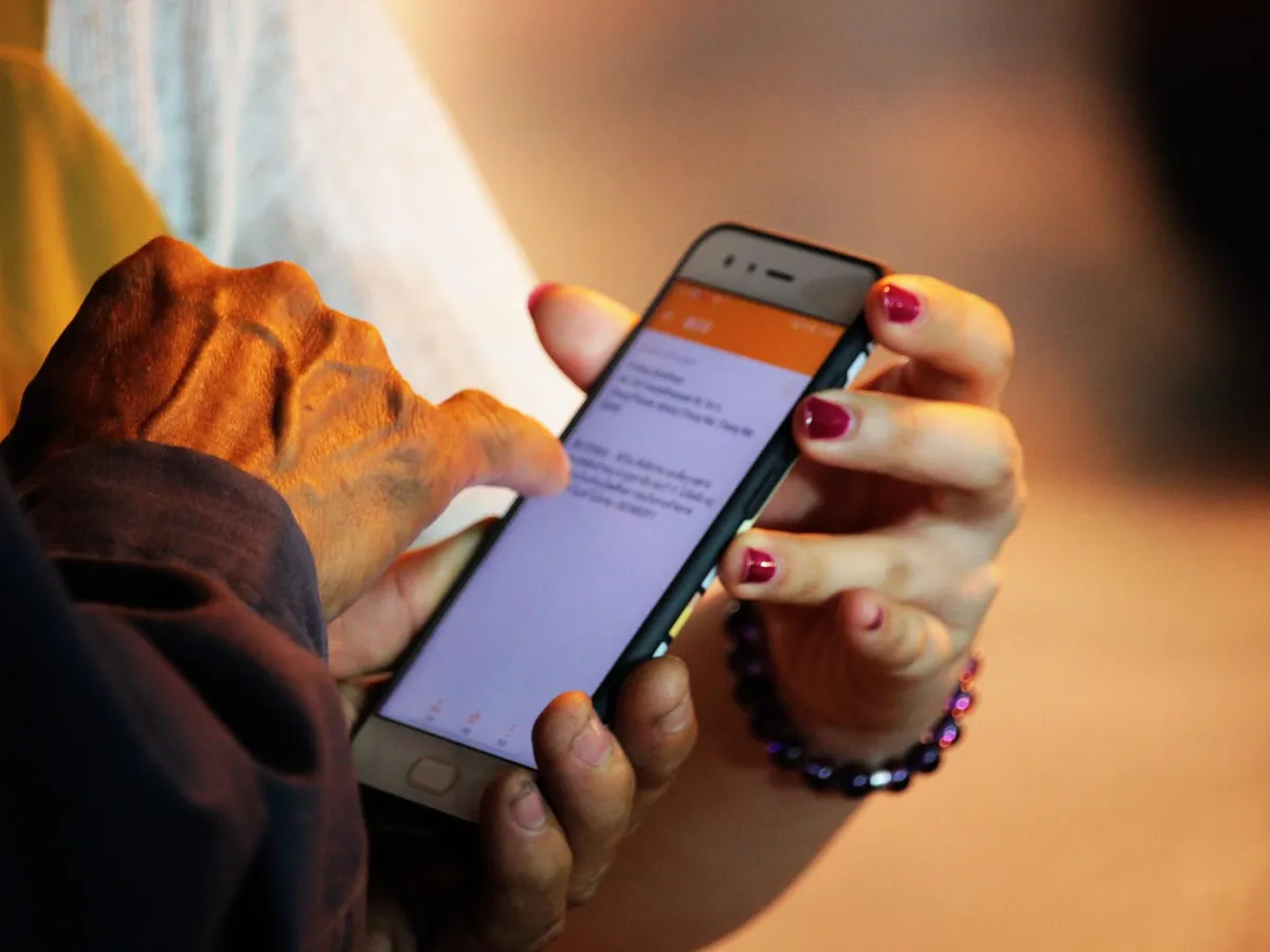 Persoane care stau pe telefon - Foto: Freepik (rol ilustrativ)