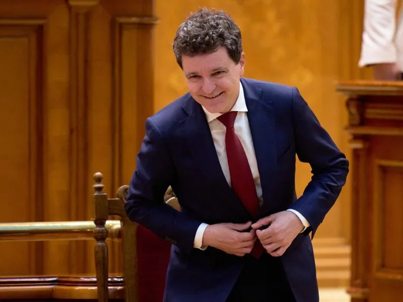 Noul preşedinte ales Nicuşor Dan zâmbeşte în plenul Parlamentului, în timpul ceremoniei de rostire a Jurământului - Foto: Profimedia Images