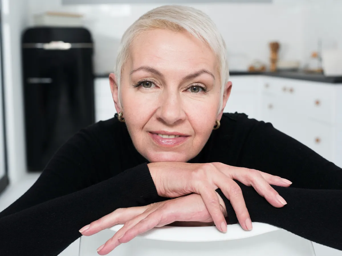 Femeie cu păr alb - Foto: Freepik (Imagine cu rol ilustrativ)