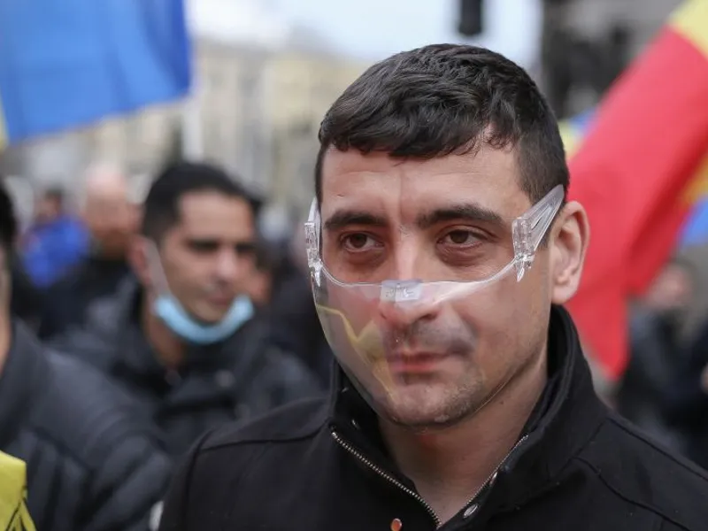 George Simion poartă des, pe stradă și în Parlament, mască de plastic. Foto Inquam Photos/Sabin Cirstoveanu