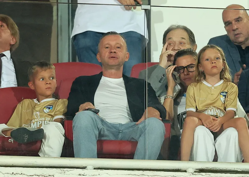Miliardarul rus Serghei Lomakin, proprietarul clubului de fotbal cipriot Paphos FC, cu soția și copiii în timpul meciului tur al play-off-urilor Ligii Campionilor UEFA - Foto: Profimedia Image
