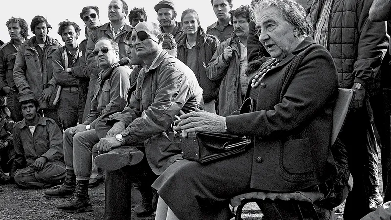 „DOAMNA DE FIER“ Golda Meir împreună cu Moshe Dayan vizitând trupele de pe frontul de nord din Înălțimile Golan, în timpul războiului