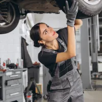 Matematic, românii nu au bani de mașină nouă. Merită una cu 200.000 km? Ce spun mecanicii? - Foto: Freepik (Imagine cu rol ilustrativ)