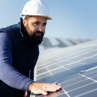 Au pierdut cei 20.000 lei pentru panouri fotovoltaice din cauza instalatorilor. Cum au fost înșelați - Foto: Freepik (Imagine cu rol ilustrativ)