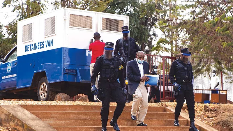 PROCES NEDREPT Paul Rusesabagina (centru) este escortat de ofițeri de poliție la procesul său de la Curtea Kicukiro din Kigali, Rwanda, pe 17 septembrie 2020. Este acuzat de terorism și alte crime - Foto: Getty Images