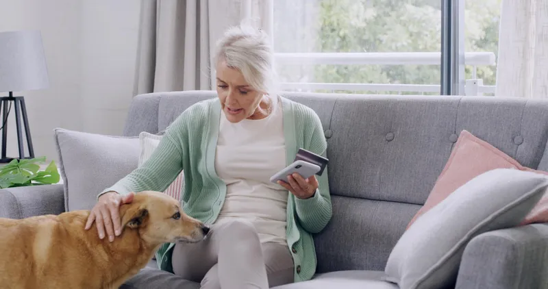 Pensionară la pensie cu un c&acirc;ine - Foto: Freepik