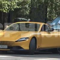Manelistul Bogdan de la Ploiești conduce Ferrari Roma ca „profesioniștii”, în șlapi - Foto: spynews.ro