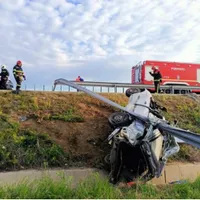 O mașină a sărit de pe autostrada A2 și s-a răsturnat. Doi adulți și doi copii, la spital. / Foto: Info Trafic 24, Facebook
